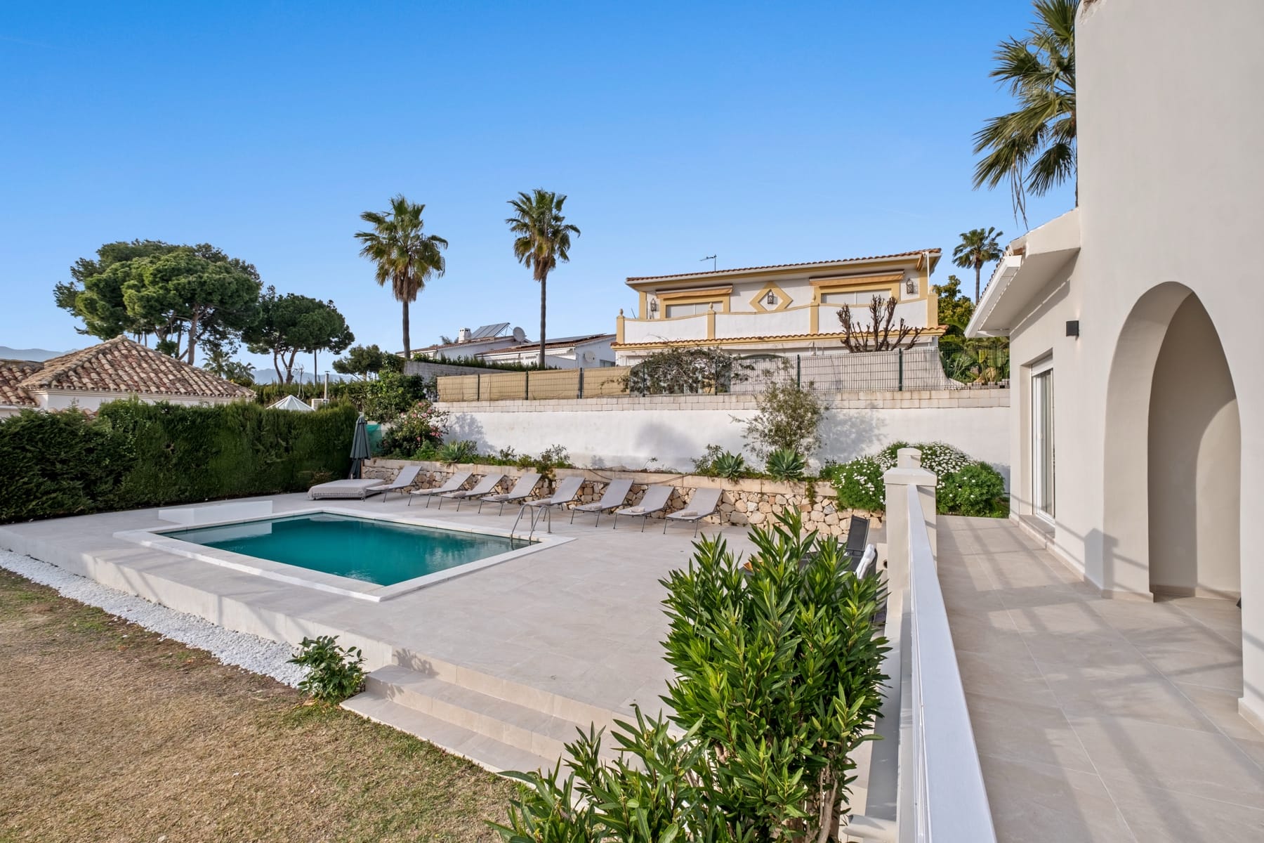 ELVIRIA BAJA
